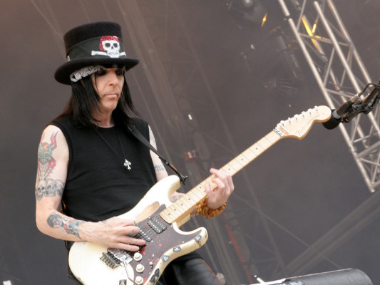 [Mick Mars Band Picture]